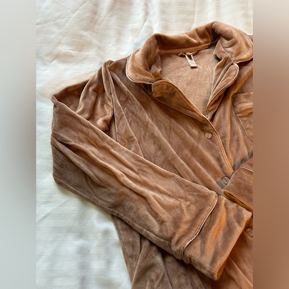 SKIMS Velour Button-down Sleepwear Top - Picture 3 of 8